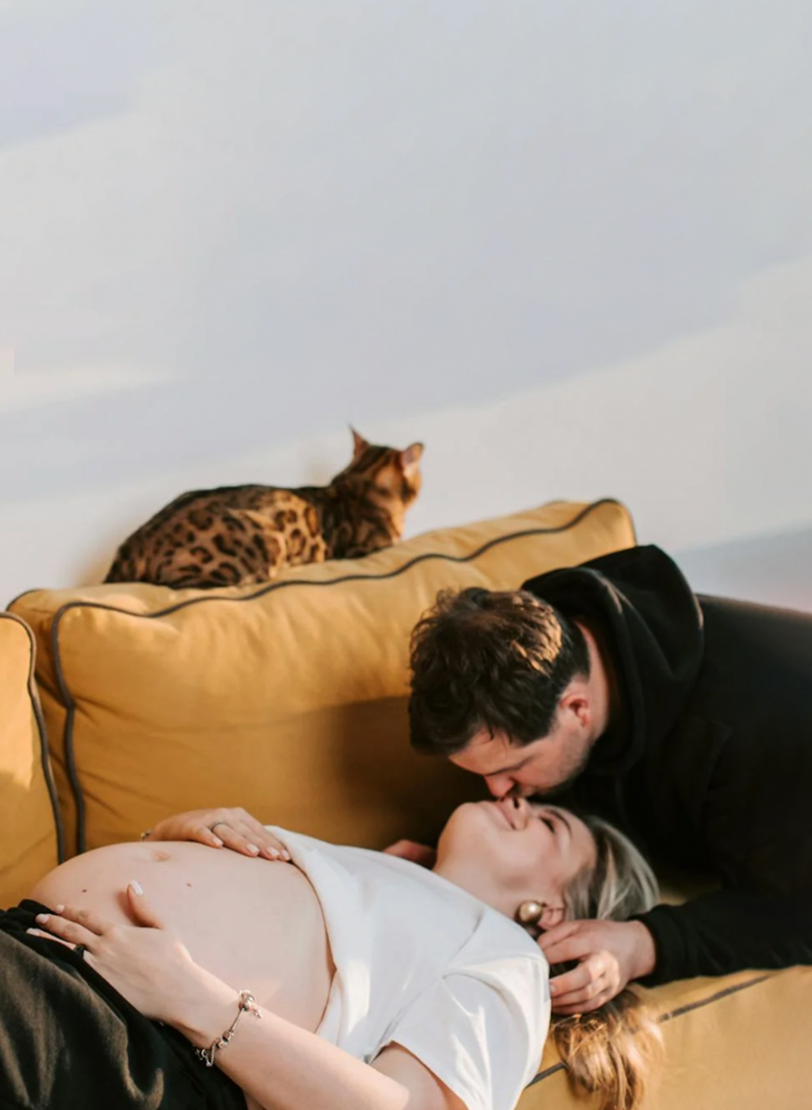 Happy-pregnant-american-couple-home-1_6cd98956-5e9e-46bd-a42d-f603b31b45f9.png